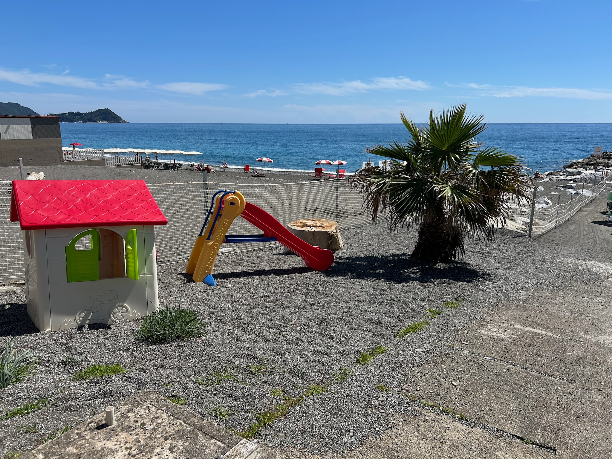 Bagni Nautici beach with sea view in Cavi di Lavagna