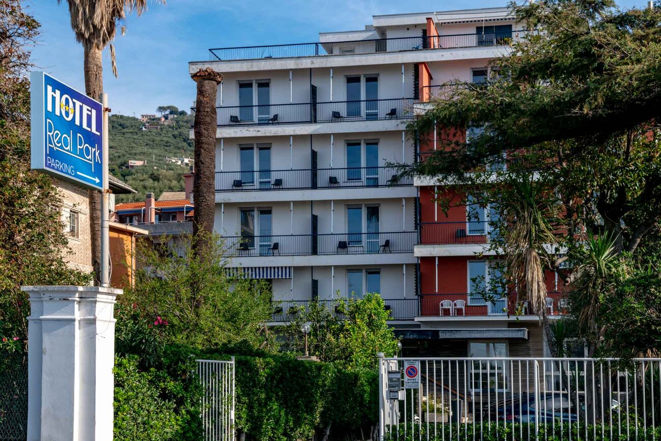 Facciata dell’Hotel Real Park a Cavi di Lavagna